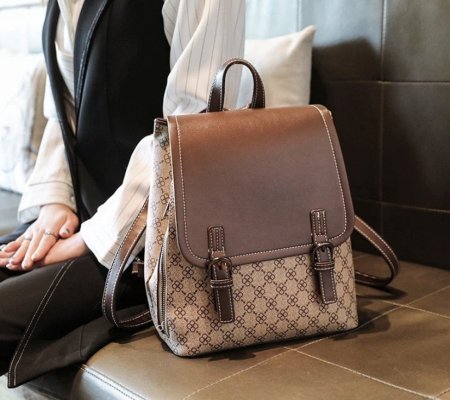 حقيبة ظهر نسائية أنيقة  بنقوش أحادية اللون باللون البني مع سحابات متعددة وأشرطة قابلة للتعديل.جودة عالية وسعر خرافي قاعدة 24 وارتفاع 28 سم